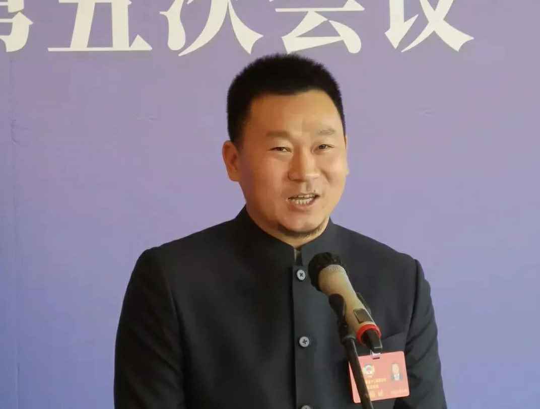为进一步展示市政协团结、民主、开放、自信的形象，向市民和网友展示政协委员的履职风采，中山市政协十二届五次会议在2月4日上午开幕前开设“委员通道”，市政协委员、竞技宝官方版网站登录入口-竞技宝(中国)公司总经理陈朝阳走进“委员通道”，回应社会关切的问题。他就如何做好城市应急管理规划的问题进行发言，并回答记者提问。.jpg